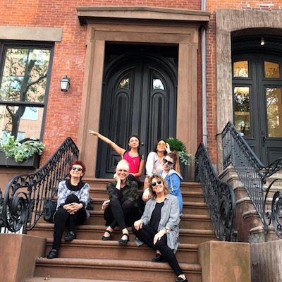 Grupo de tour a pie en escaleras de un Brownstone en Brooklyn Heights