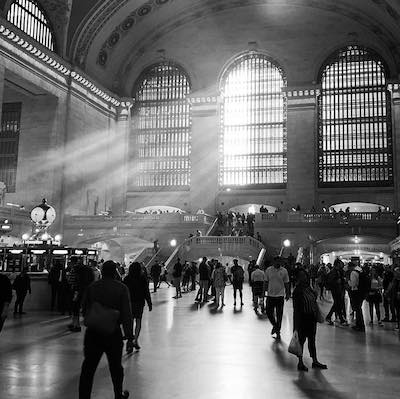 Luz entrando a Grand Central, estacion de tren en Nueva York en blanco y negro