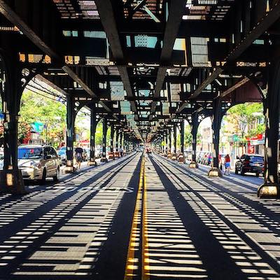 Abajo de Vias elevadas del metro (subway) en Queens 