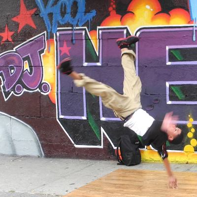 Breakdancer en un tour de contrastes en el Bronx