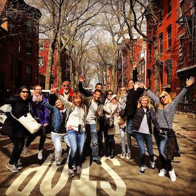 Grupos Grande de turismo en una calle en Brooklyn